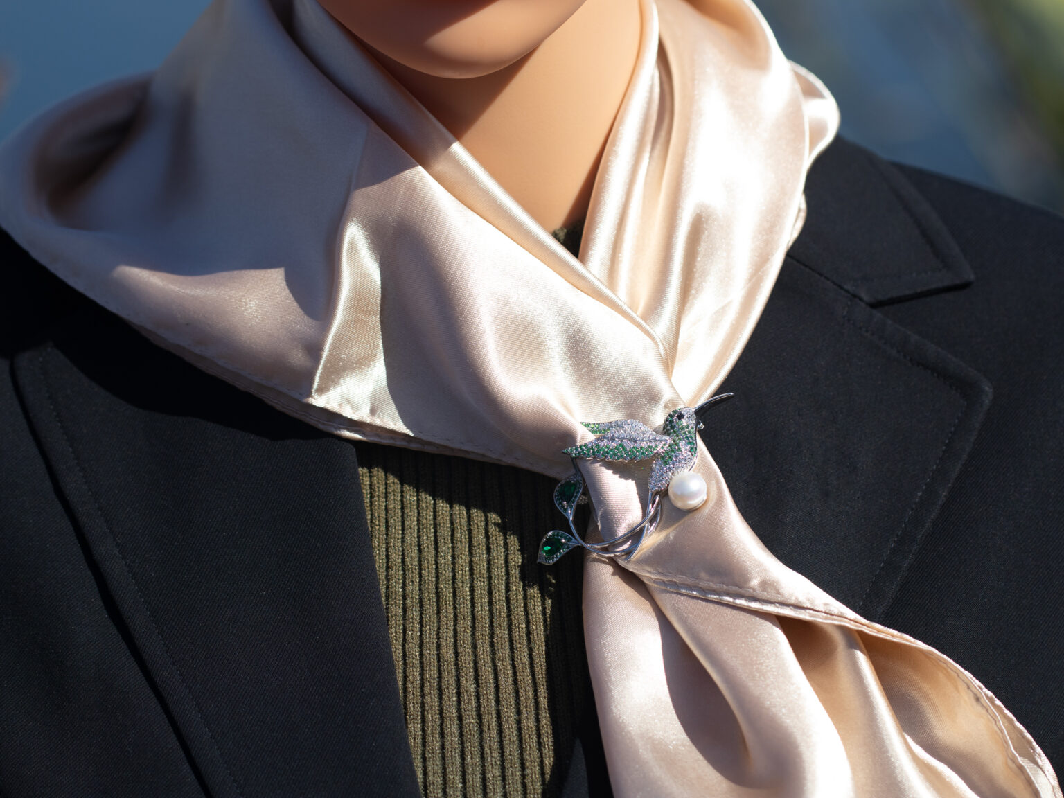 hummingbird-on-scarf-02