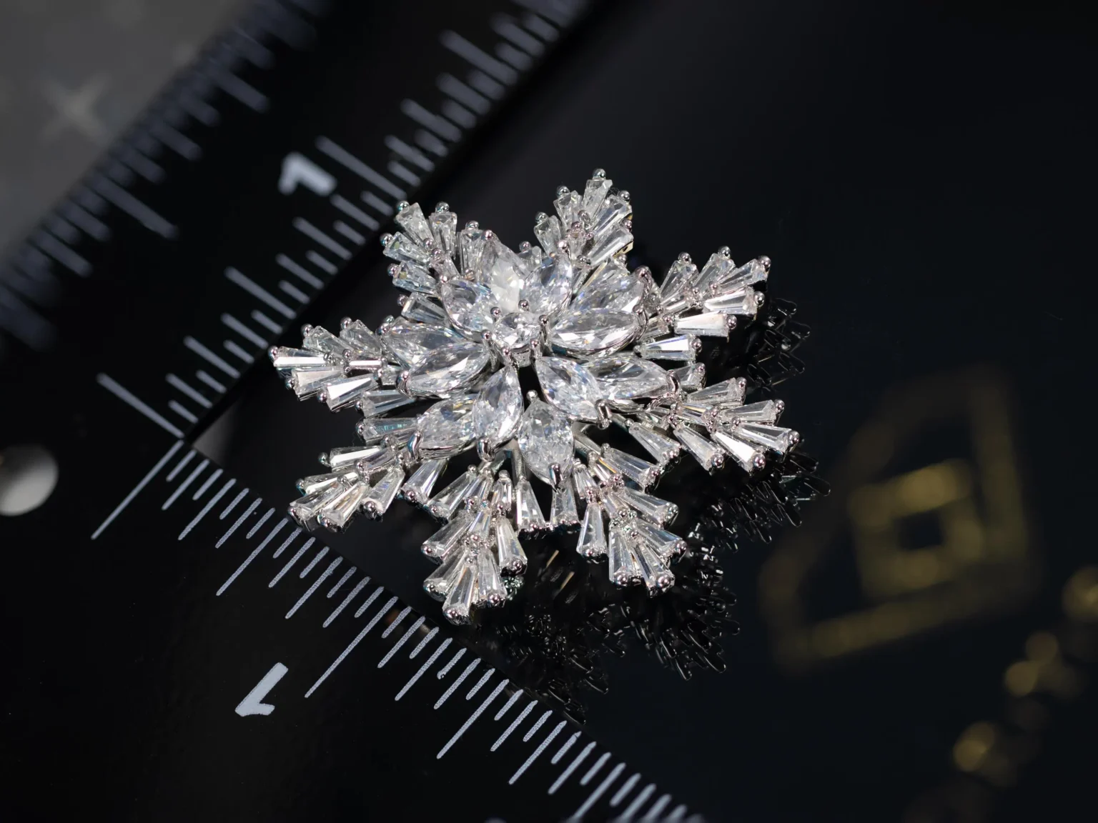 classic-snowflake-brooch058