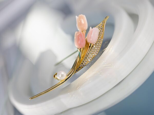 Pink Queen Conch Shell Tulip Brooch