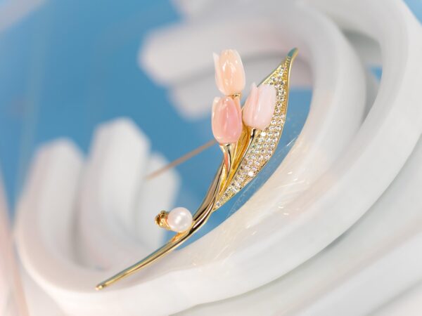 Pink Queen Conch Shell Tulip Brooch